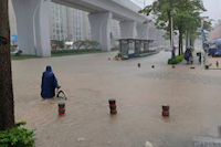 通宵值守 冒雨作業(yè) 一線搶險(xiǎn)人員徹夜排澇